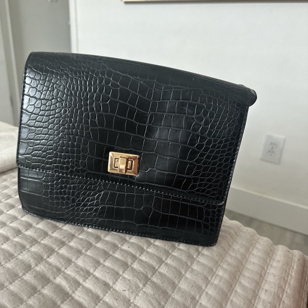 Elegant Black Crocodile-Embossed Women's Bag